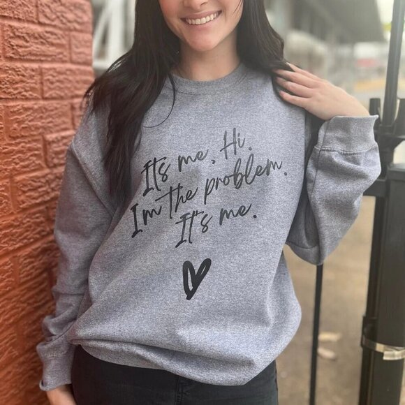 NWT Gildan Women's 'It's Me, Hi. I'm The Problem' Sweatshirt Sz Medium, Gray - Picture 2 of 3